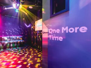 salle de karaoké 'one more time'